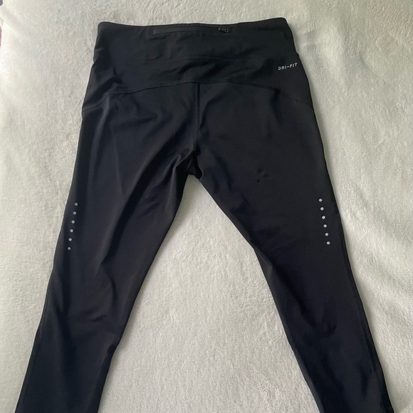 Nike - Cropped Leggings - Picture 2 of 5